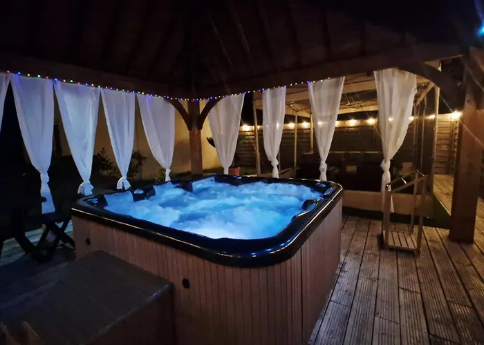 Les Trois Palmiers - Jardin, Jacuzzi Privatifs