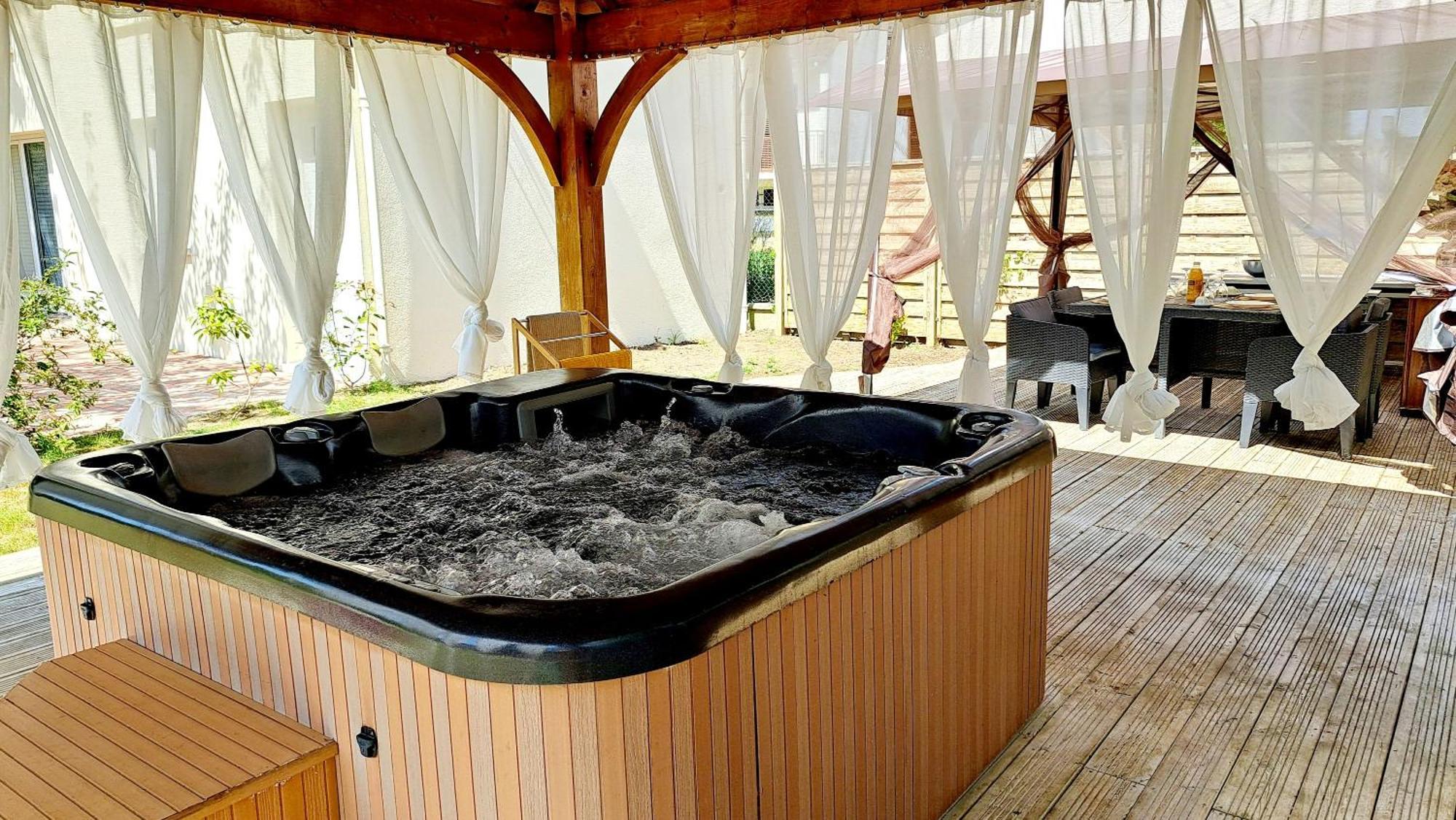 Holiday home Les Trois Palmiers - Jardin, Jacuzzi Privatifs *