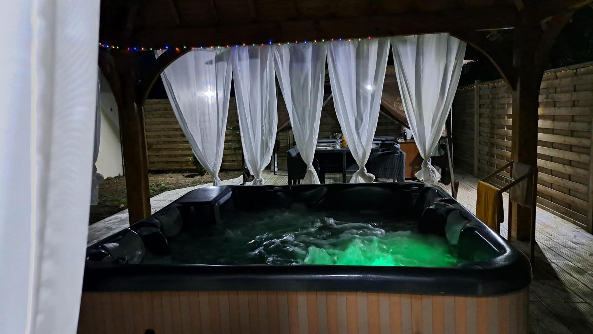 Les Trois Palmiers - Jardin, Jacuzzi Privatifs *