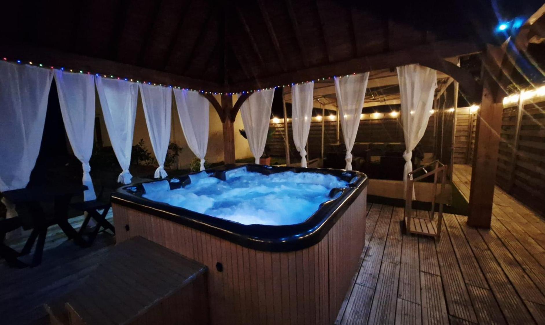 Les Trois Palmiers - Jardin, Jacuzzi Privatifs *